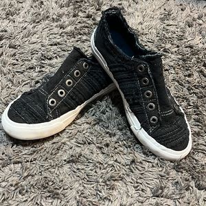 Blowfish black laceless slip on sneakers